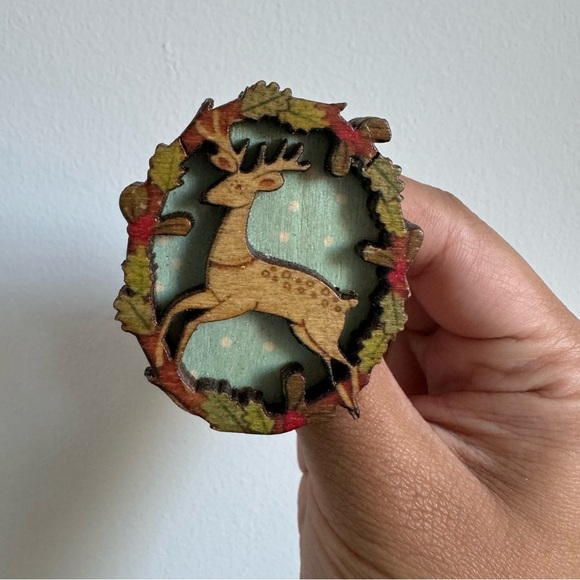 🦌 Handcrafted Cottagecore Reindeer Wood Brooch (Hand painted wood deer) - Picture 4 of 10